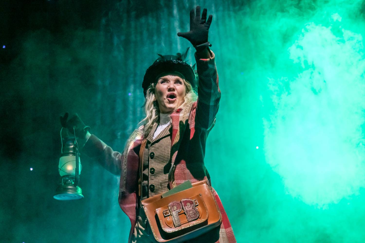 The Devil's Thief | Book by Lisa Maxwell | Official Publisher Page | Simon  \u0026 Schuster, image size:1500x1000